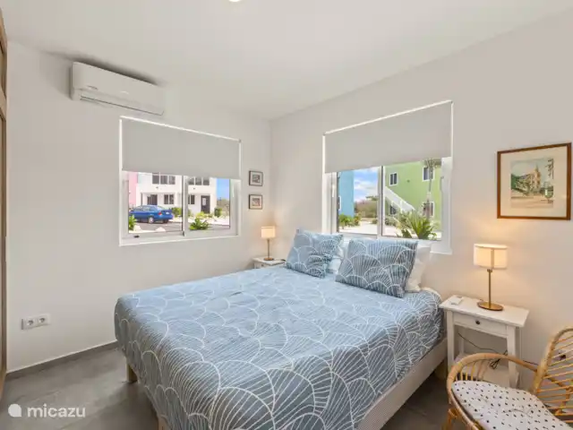Punta Azul 12A Ocean resort  en Curazao, Bandabou (oeste), Lagun - apartamento Amplio dormitorio doble con mucha luz natural, un lugar tranquilo para relajarse.