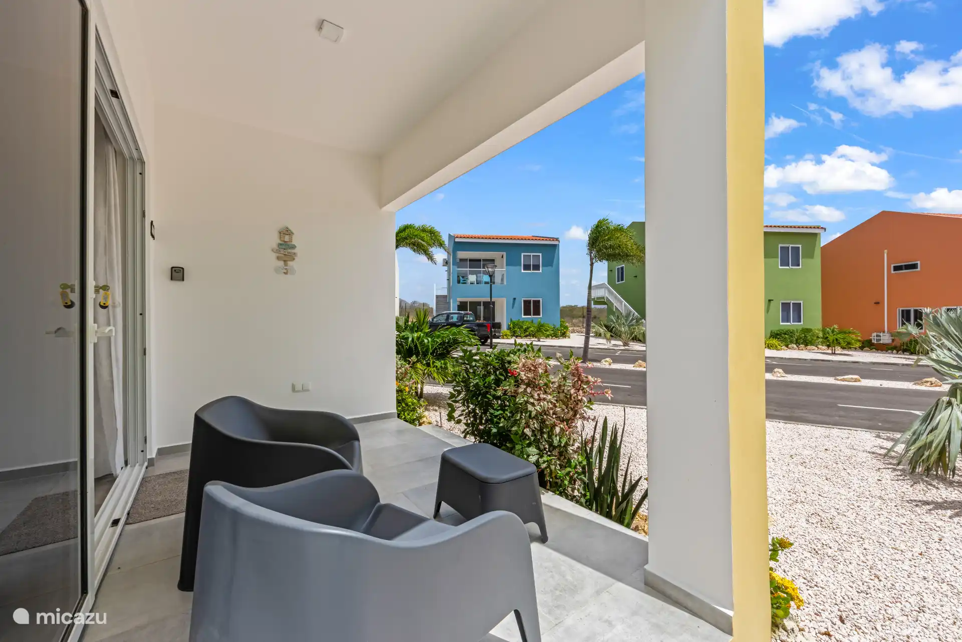 Großzügige Außenterrasse mit bequemen Sitzgelegenheiten – perfekt für entspannte Momente unter freiem Himmel.