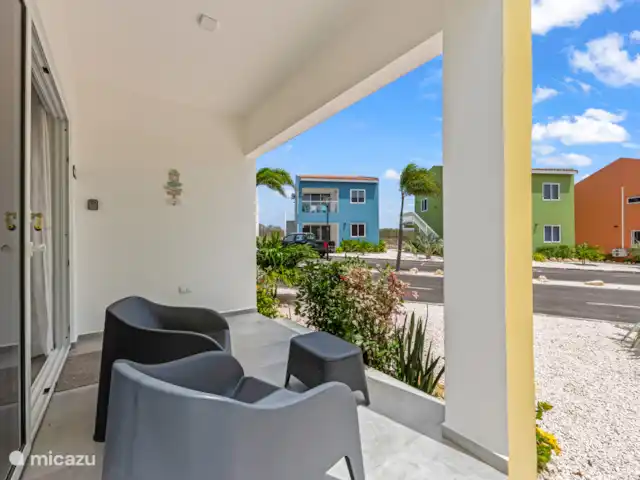 Punta Azul 12A Ocean resort  en Curazao, Bandabou (oeste), Lagun - apartamento Amplia terraza al aire libre con cómodos asientos, perfecta para momentos de relax al aire libre.