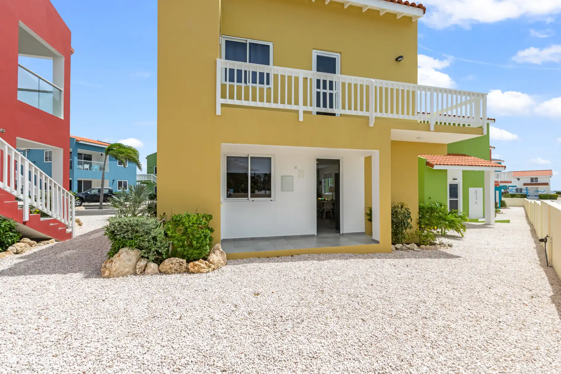 Auffälliges gelbes Äußeres, das einen schönen Kontrast zur umliegenden Natur bildet – ein fröhliches und attraktives Ferienhaus.