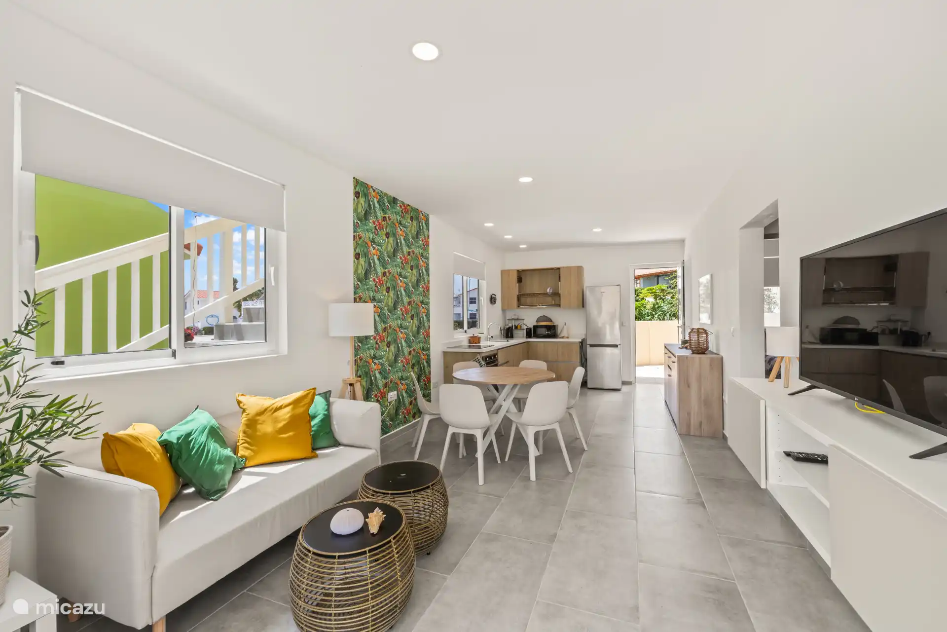 Gepflegtes Wohnzimmer mit Fernseher, geräumigem Sofa und ansprechender Einrichtung – perfekt für entspannte Momente.