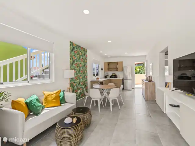 Punta Azul 12A Ocean resort  en Curazao, Bandabou (oeste), Lagun - apartamento Sala de estar bien cuidada con televisión, amplio sofá y una atractiva decoración, perfecta para momentos de relax.