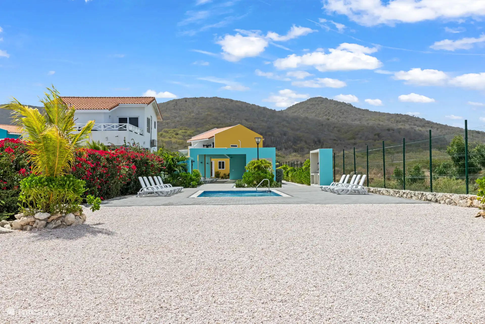 Gepflegtes Schwimmbad mit großzügiger Liegewiese – perfekt zum Entspannen und Abkühlen an heißen Tagen.