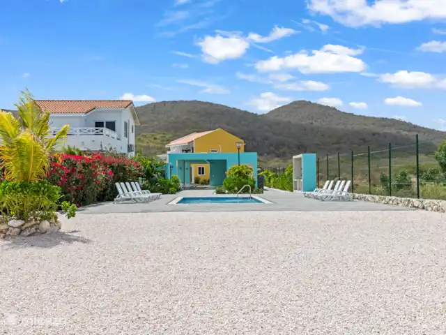 Punta Azul 12A Ocean resort  en Curazao, Bandabou (oeste), Lagun - apartamento Piscina bien cuidada con una amplia zona para tomar el sol, perfecta para relajarse y refrescarse en los días calurosos.