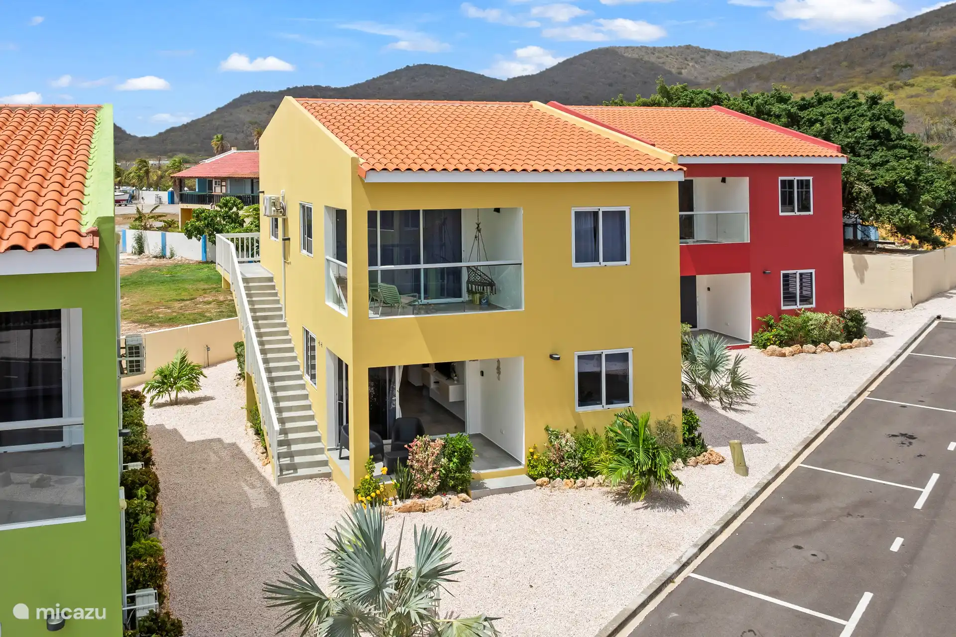 Auffälliges gelbes Äußeres, das einen schönen Kontrast zur umliegenden Natur bildet – ein fröhliches und attraktives Ferienhaus.