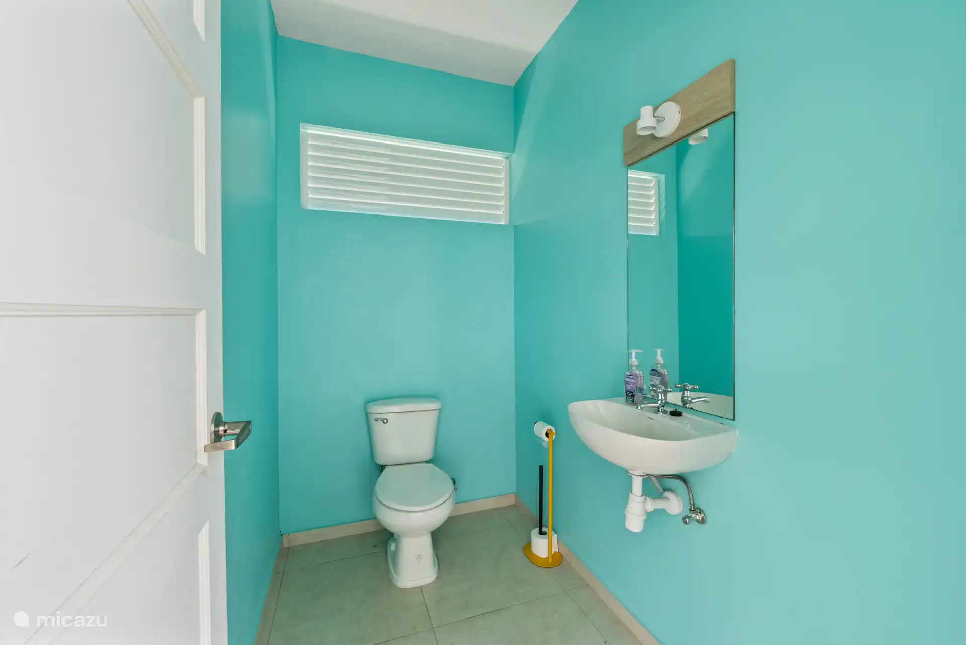 Das Poolhaus verfügt über eine eigene Toilette – ideal für den Komfort beim Schwimmen und Faulenzen.