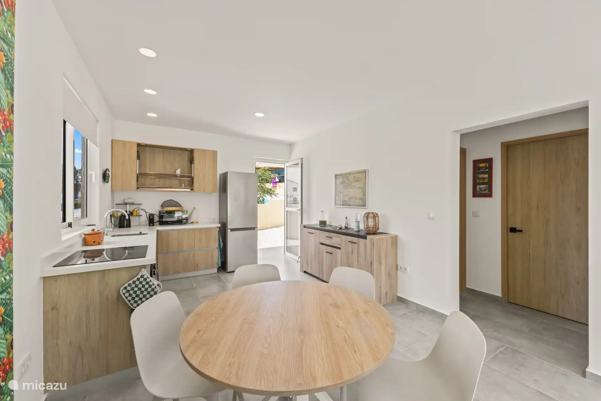 Elegante Einbauküche mit allen notwendigen Geräten – ideal zum komfortablen Kochen während Ihres Aufenthalts.