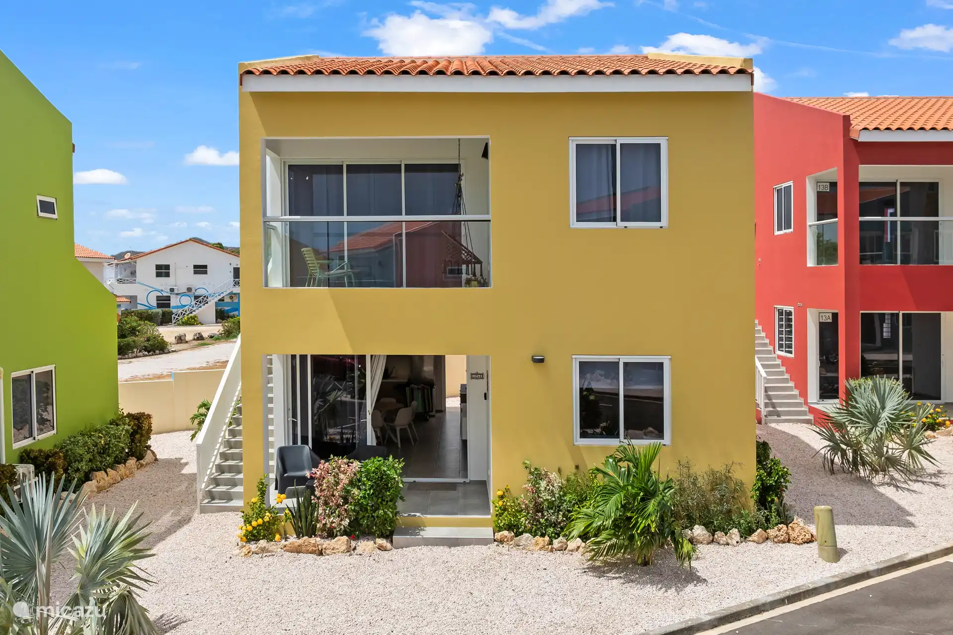 Auffälliges gelbes Äußeres, das einen schönen Kontrast zur umliegenden Natur bildet – ein fröhliches und attraktives Ferienhaus.