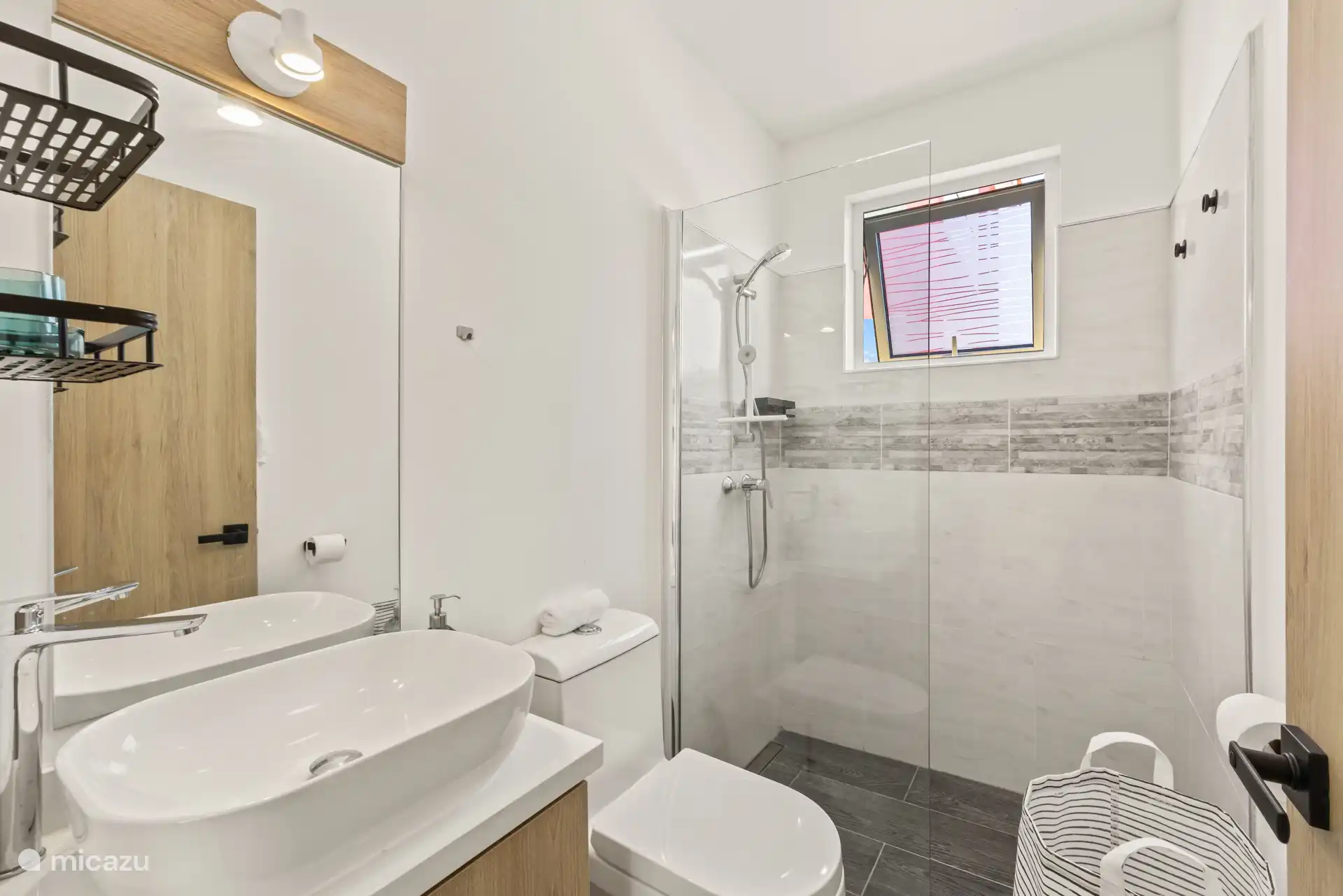 Badezimmer mit Dusche, WC und Waschbecken – alles was man braucht in Reichweite.