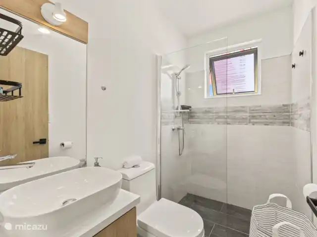 Punta Azul 12A Ocean resort  en Curazao, Bandabou (oeste), Lagun - apartamento Cuarto de baño con ducha, inodoro y lavabo: todo lo que necesita al alcance de la mano.