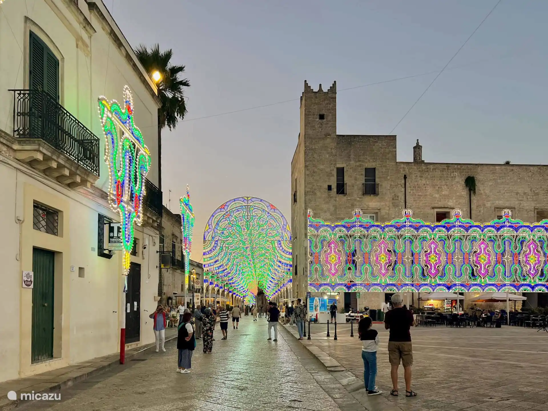 Piazza del Popolo, alter Teil des Dorfes Specchia, Luminarie festa di San Nicola im Mai