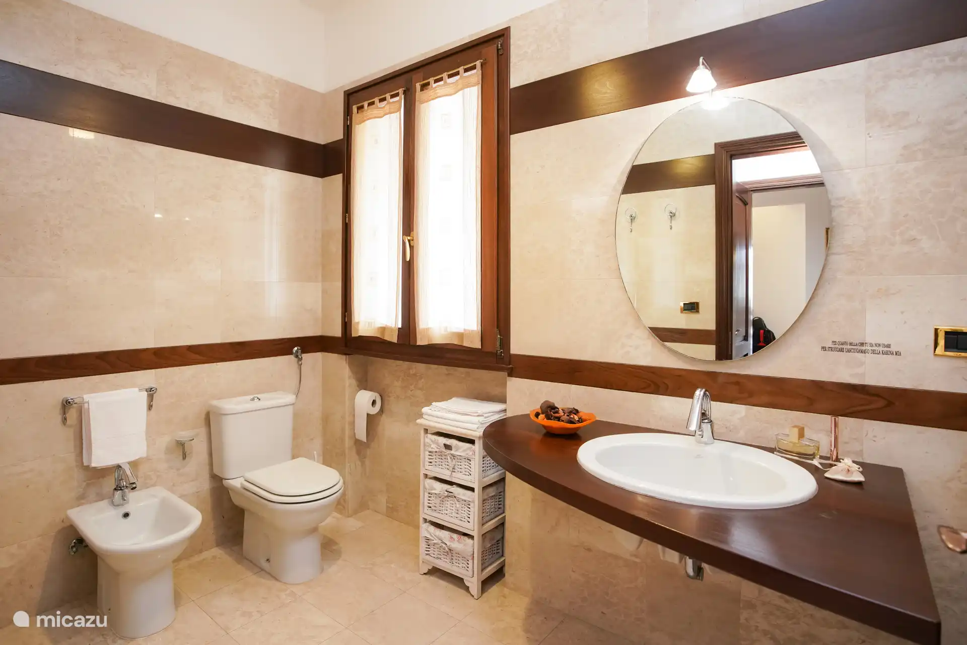 Badezimmer des Doppelzimmers (grün)