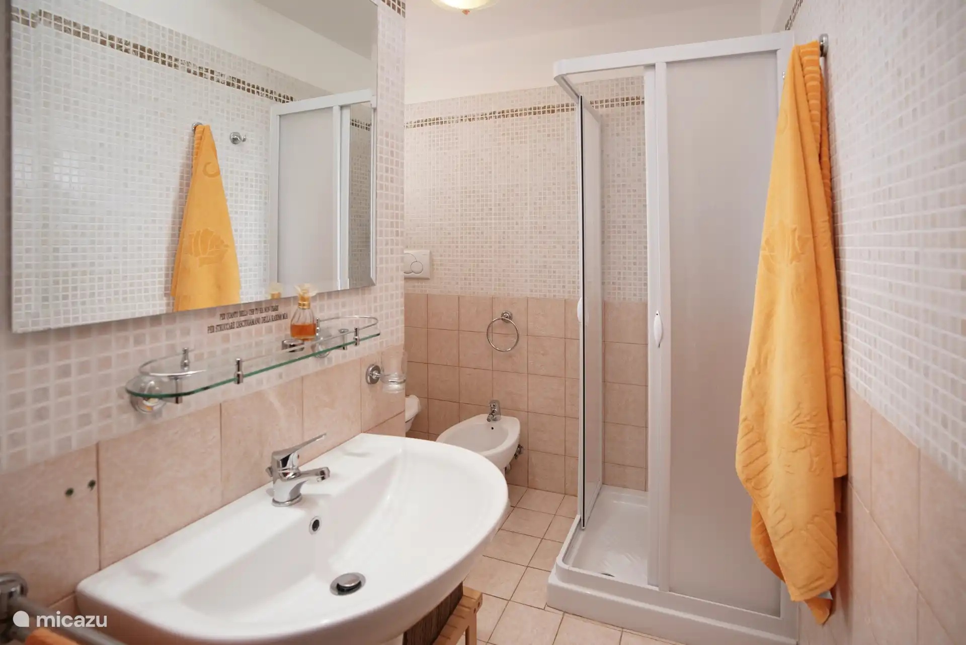 Badezimmer des Doppelzimmers (orange)