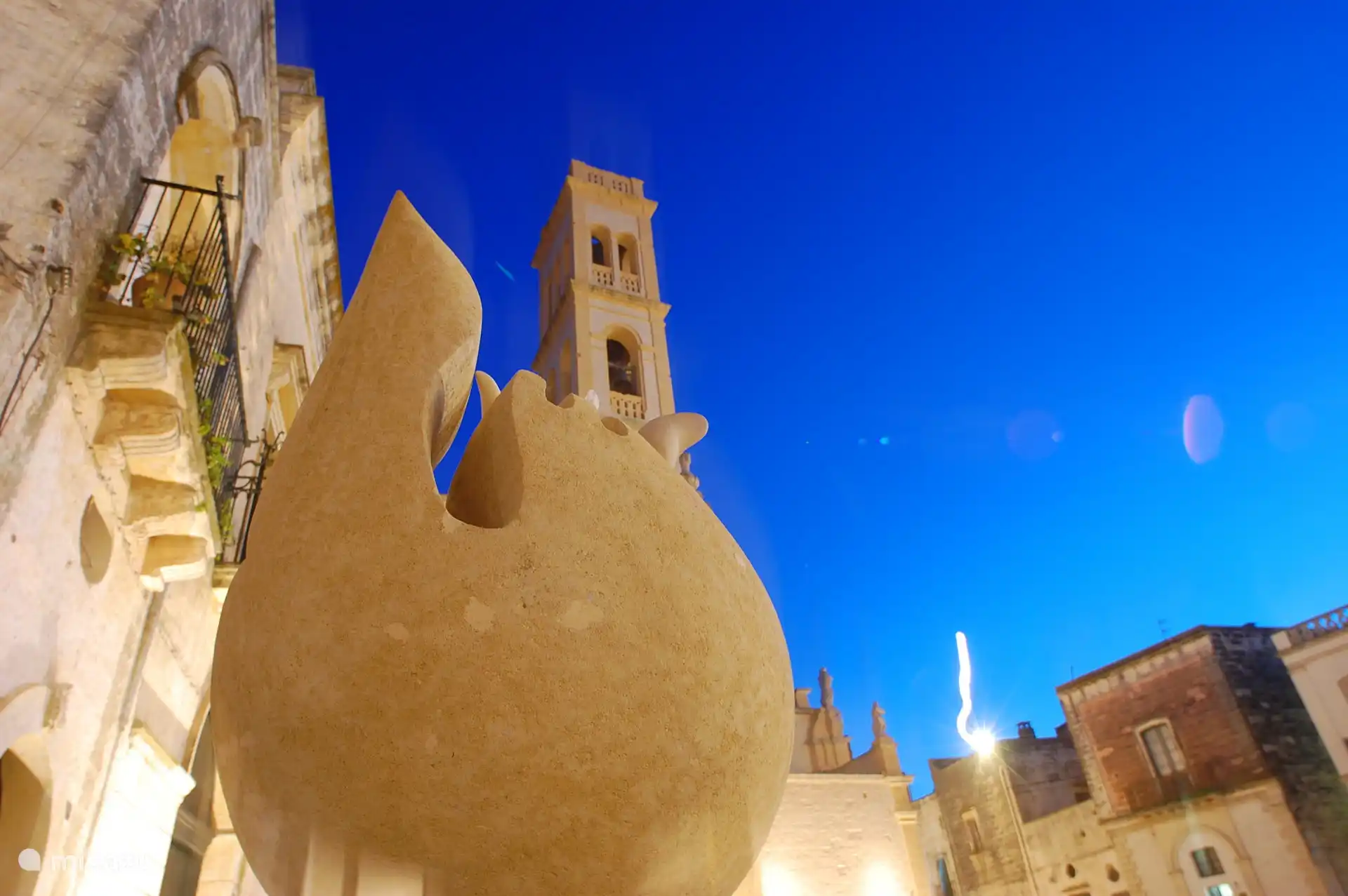 Skulptur auf der Piazza del Popolo, dem Zentrum von Specchia
