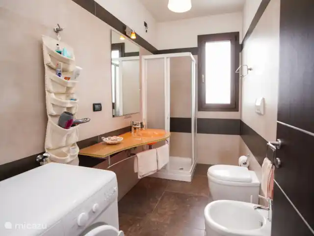 Villa Casa Karina Sol & Piscina & Relax en Italia, Apulia, Specchia - villa Baño de la suite familiar en el primer piso