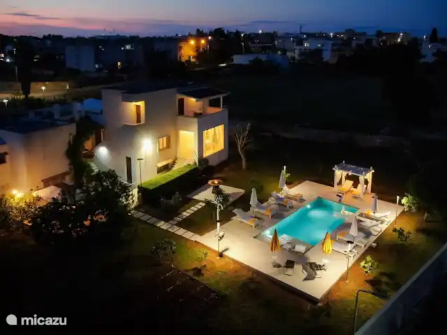 Villa Casa Karina Sol & Piscina & Relax en Italia, Apulia, Specchia - villa Vista de dron de detrás de la casa