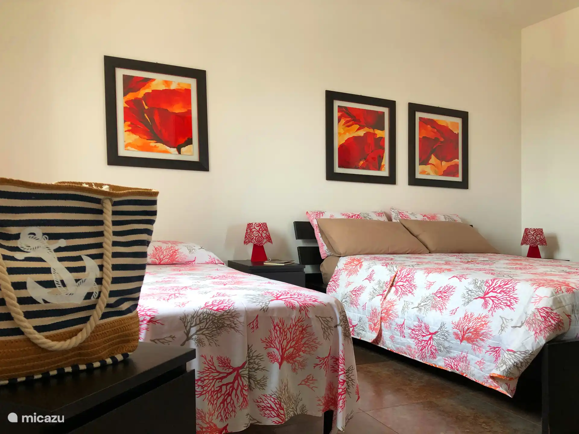 Familiensuite (1 Kingsize-Bett und 2 Einzelbetten) Erster Stock der Villa