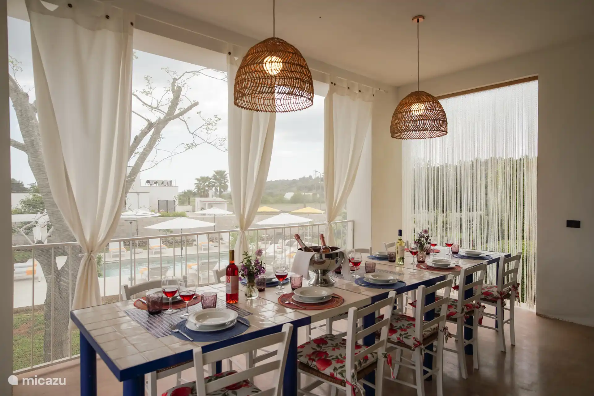 Veranda/Essbereich mit Blick auf den Pool und den Garten