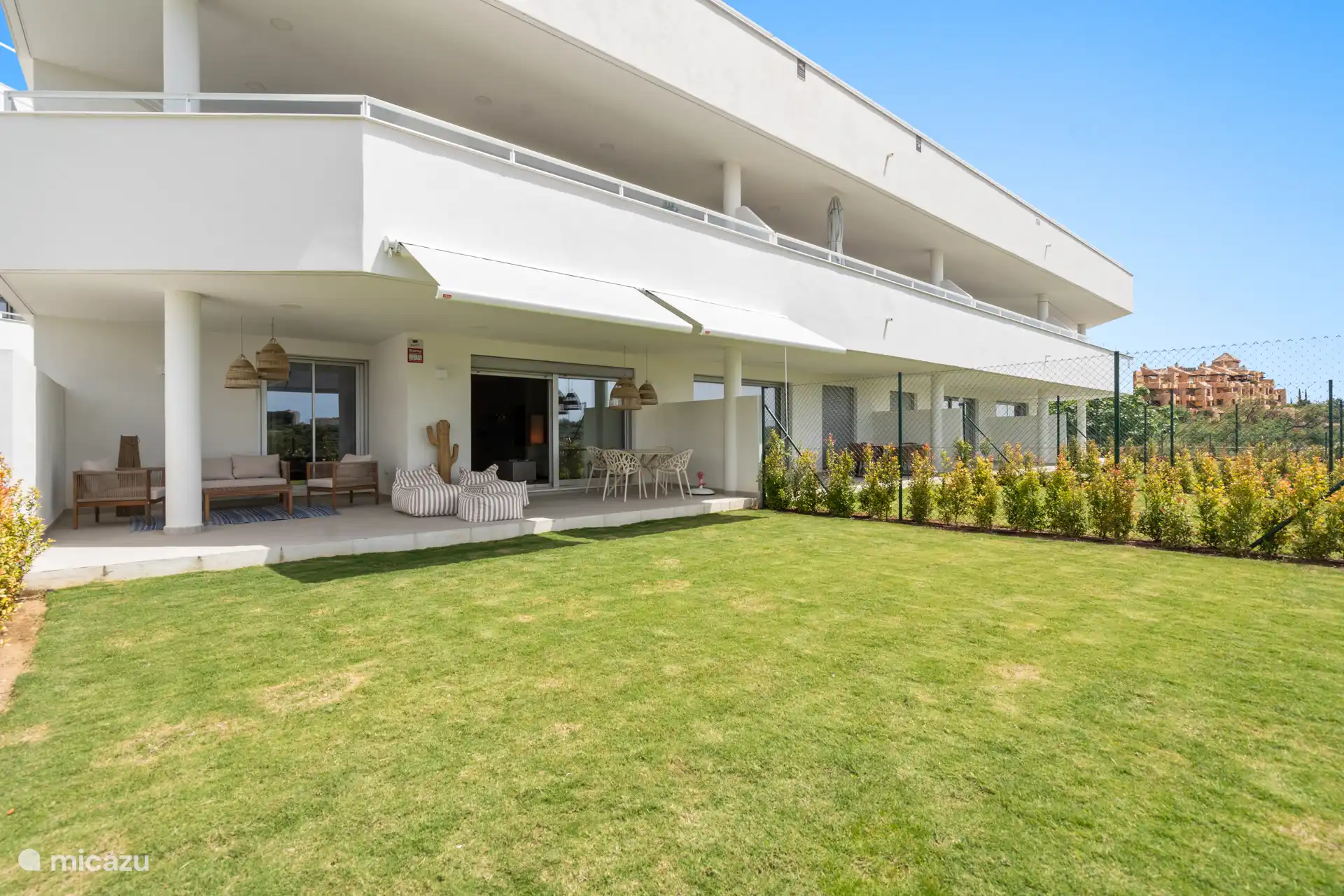 Covered terrace & private garden