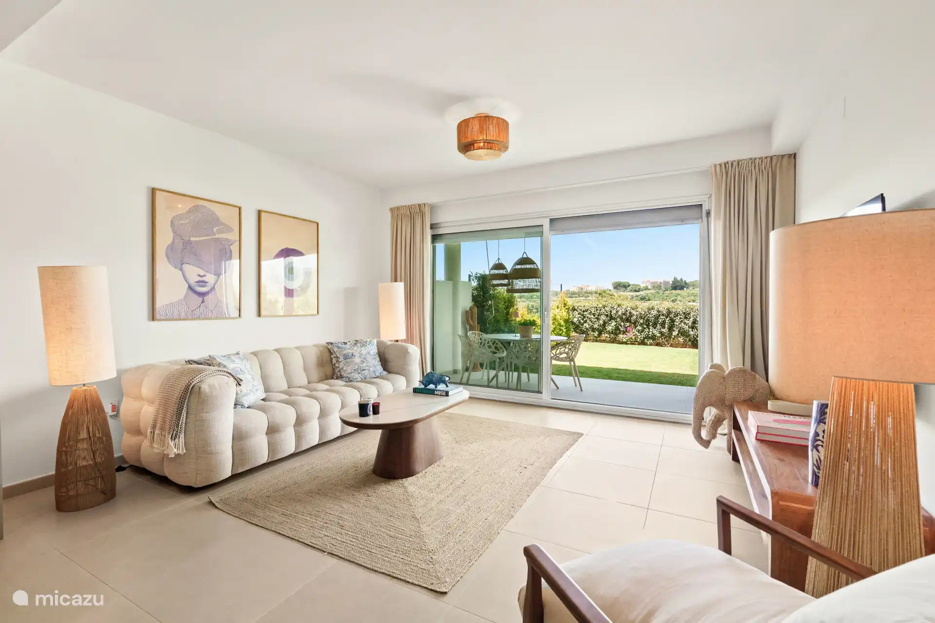 Salon lumineux et attrayant avec un coin salon confortable, une télévision connectée et un accès direct à la terrasse et au jardin privé.