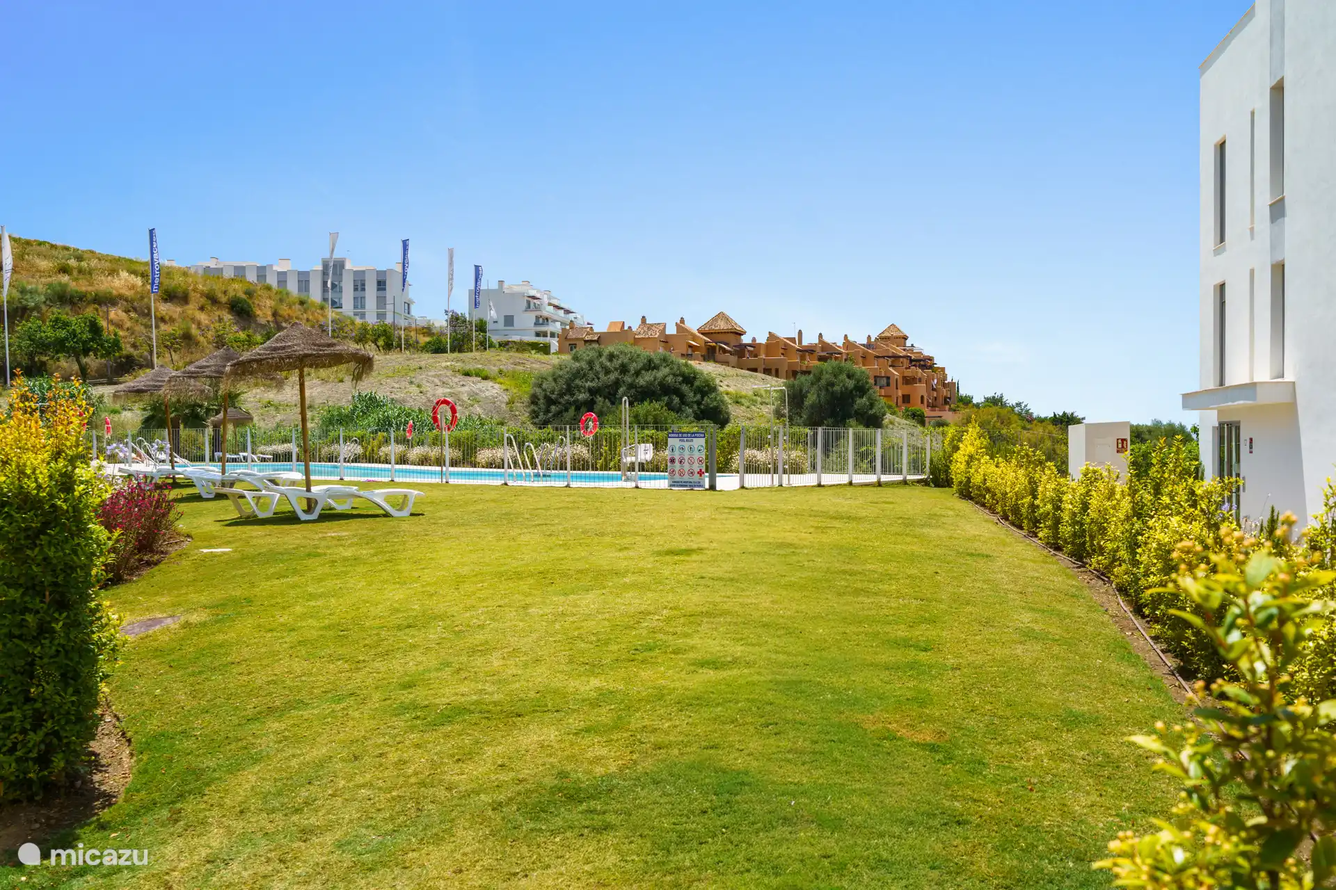 Wunderschöner Gemeinschaftsgarten mit Schwimmbad