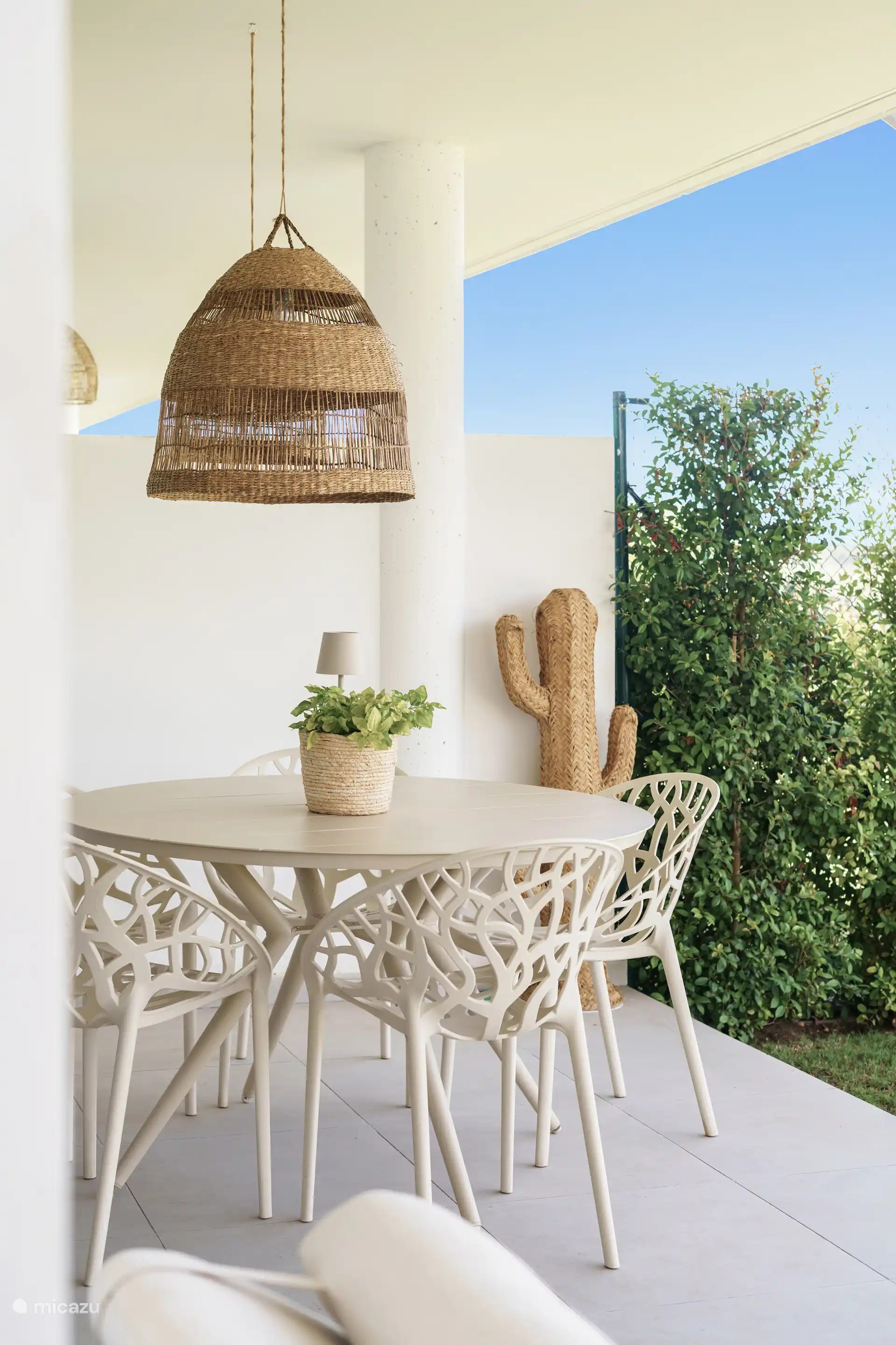Terrasse couverte avec salle à manger confortable