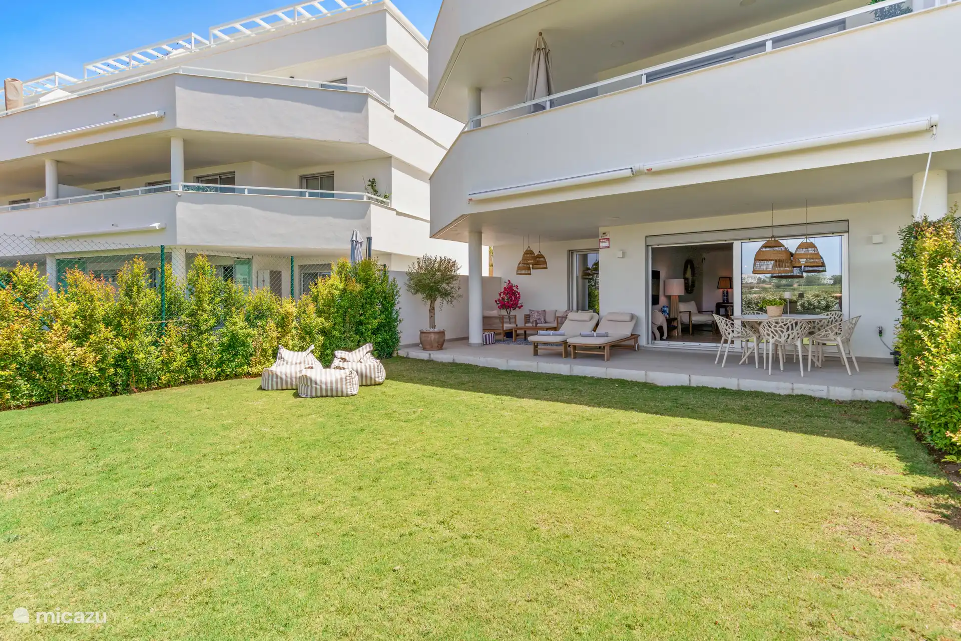 Geräumiger privater Garten mit direktem Zugang zur Terrasse