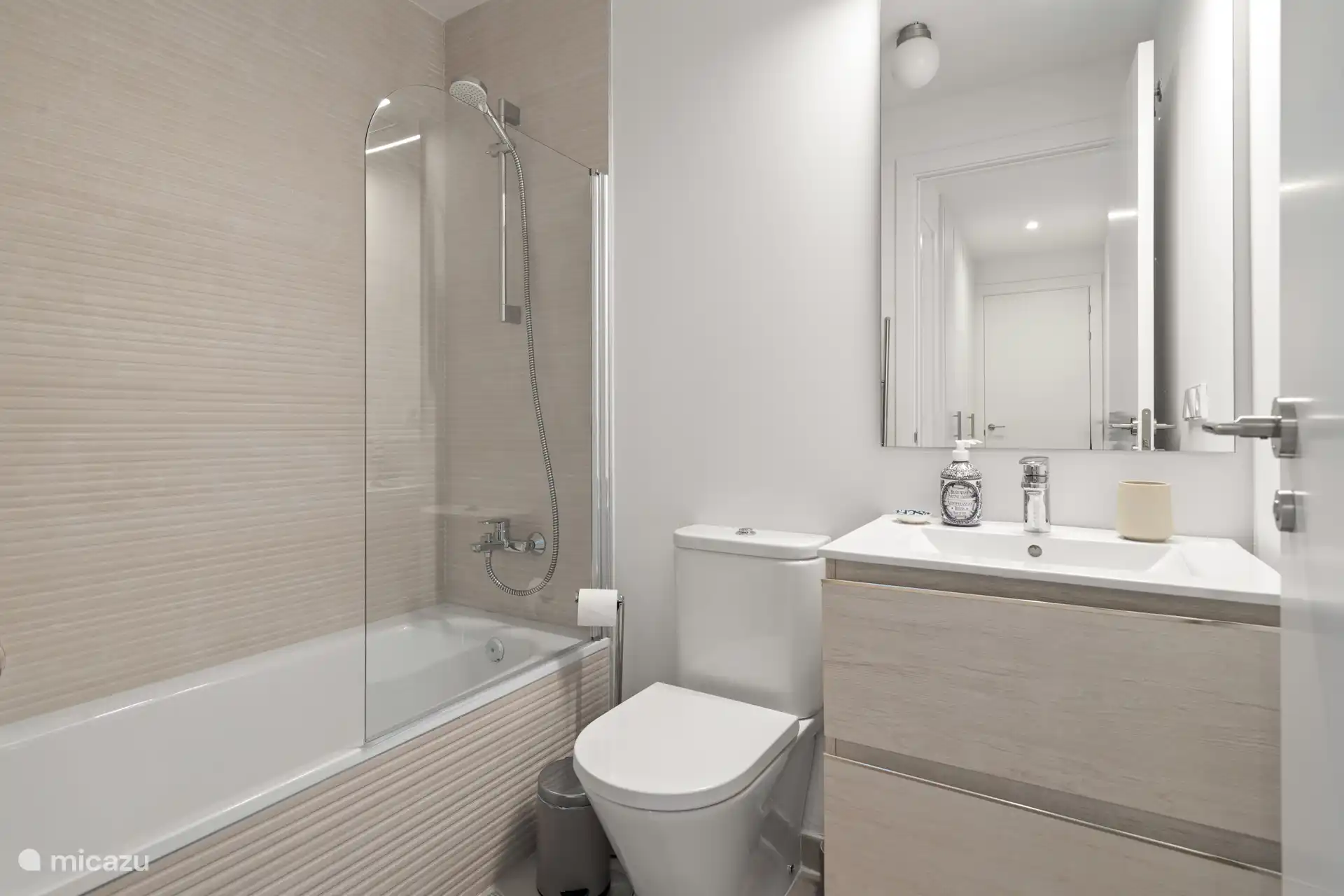 Bathroom 2 with shower and bathtub