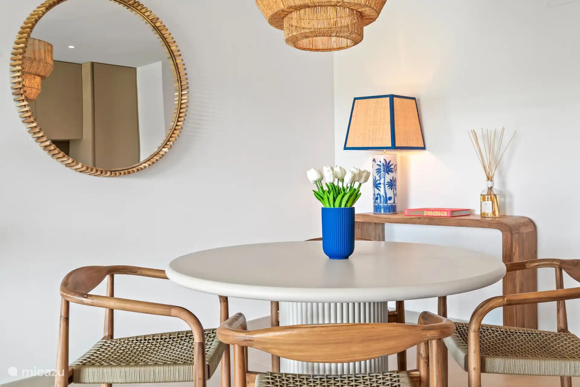 Living room/dining area