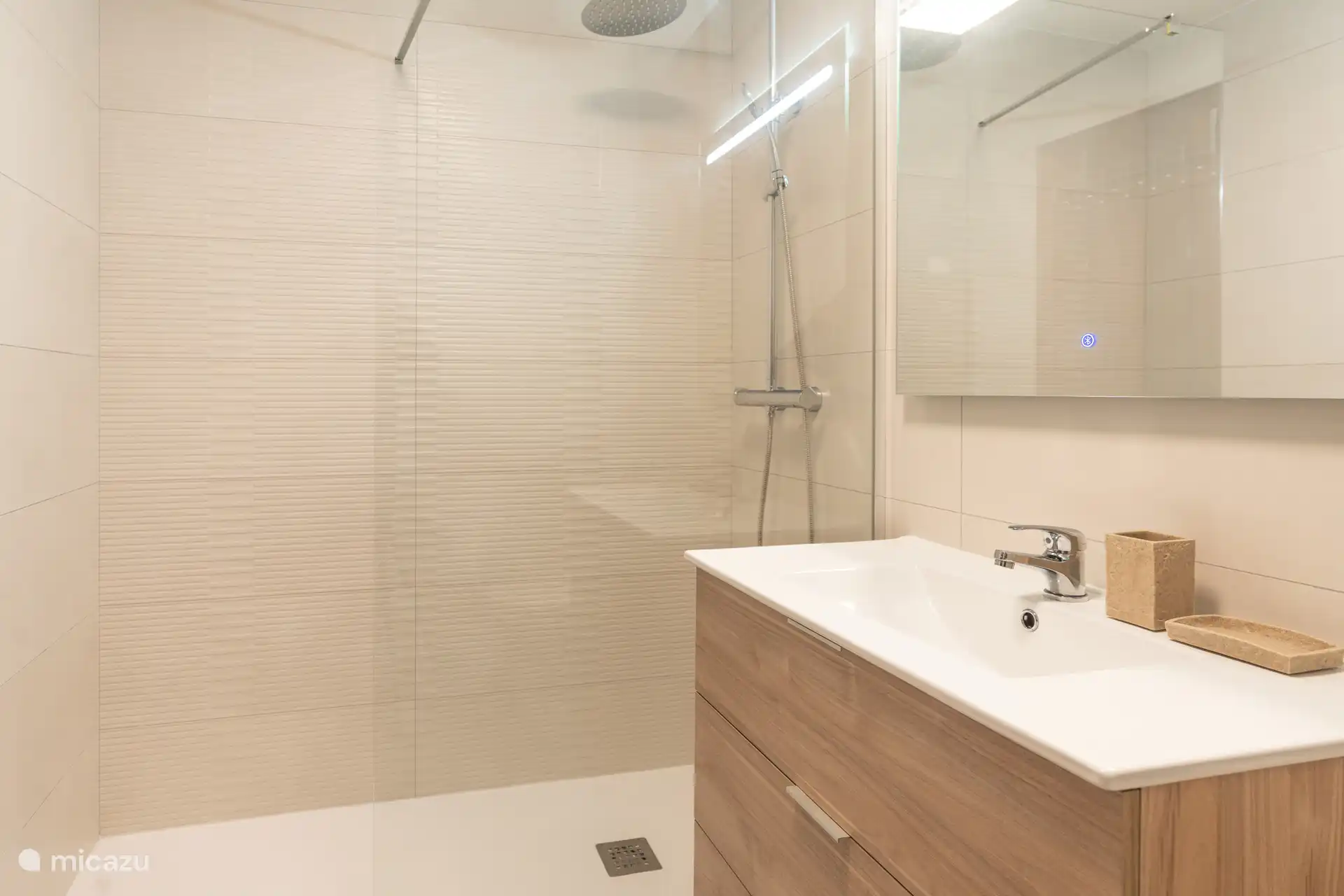 Badezimmer mit begehbarer Dusche