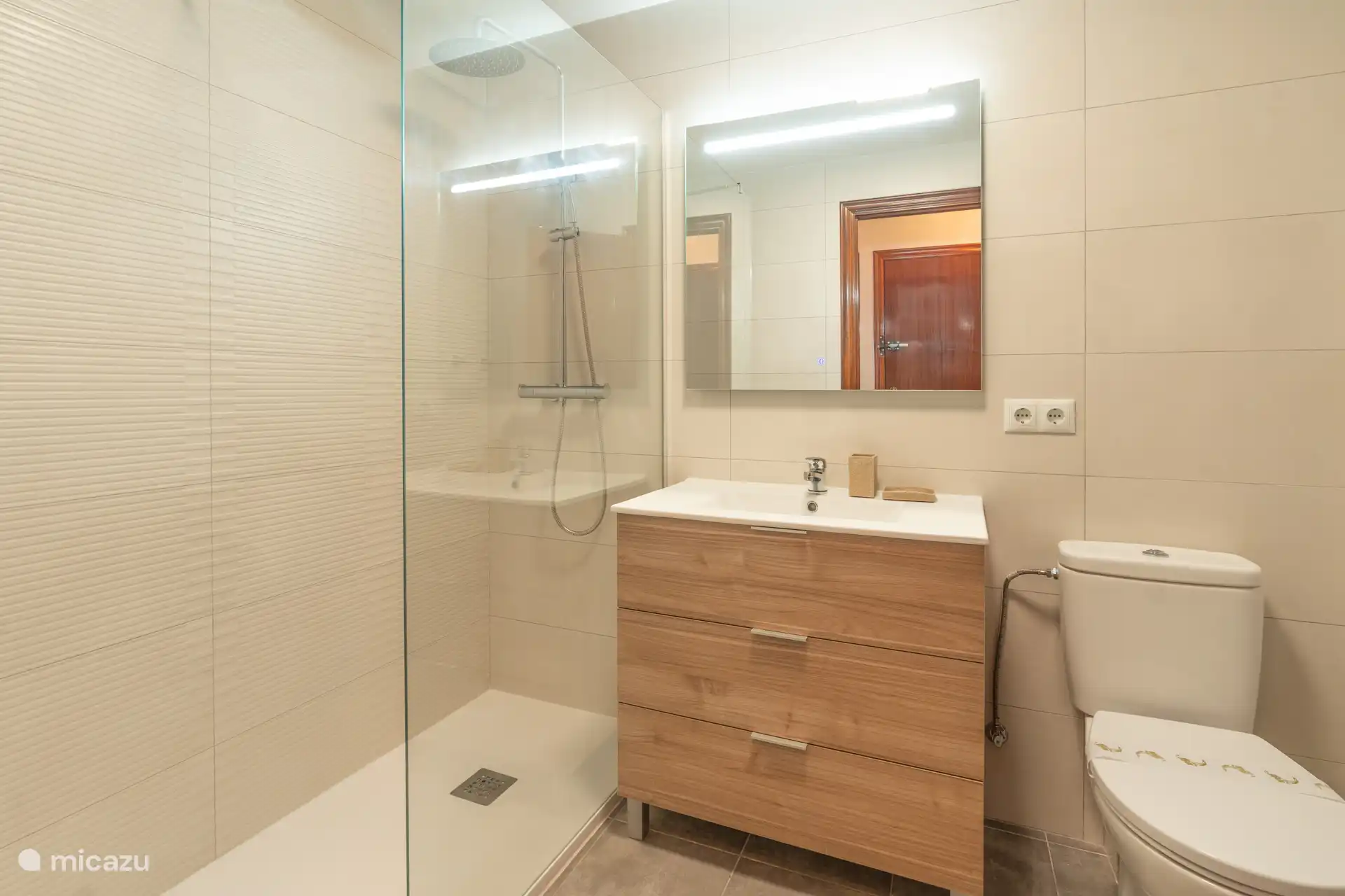 Badezimmer mit begehbarer Dusche