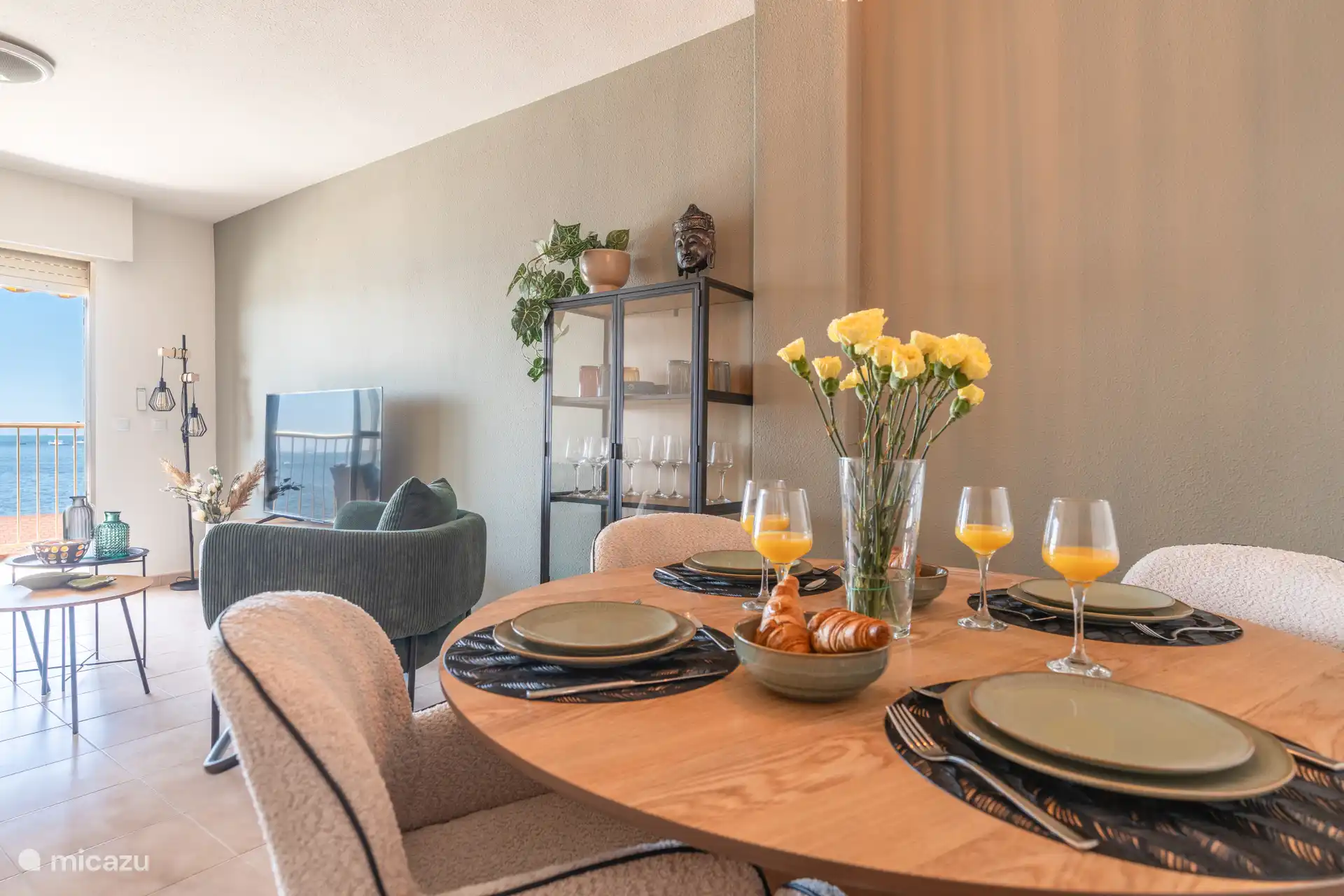 Essbereich und Wohnzimmer