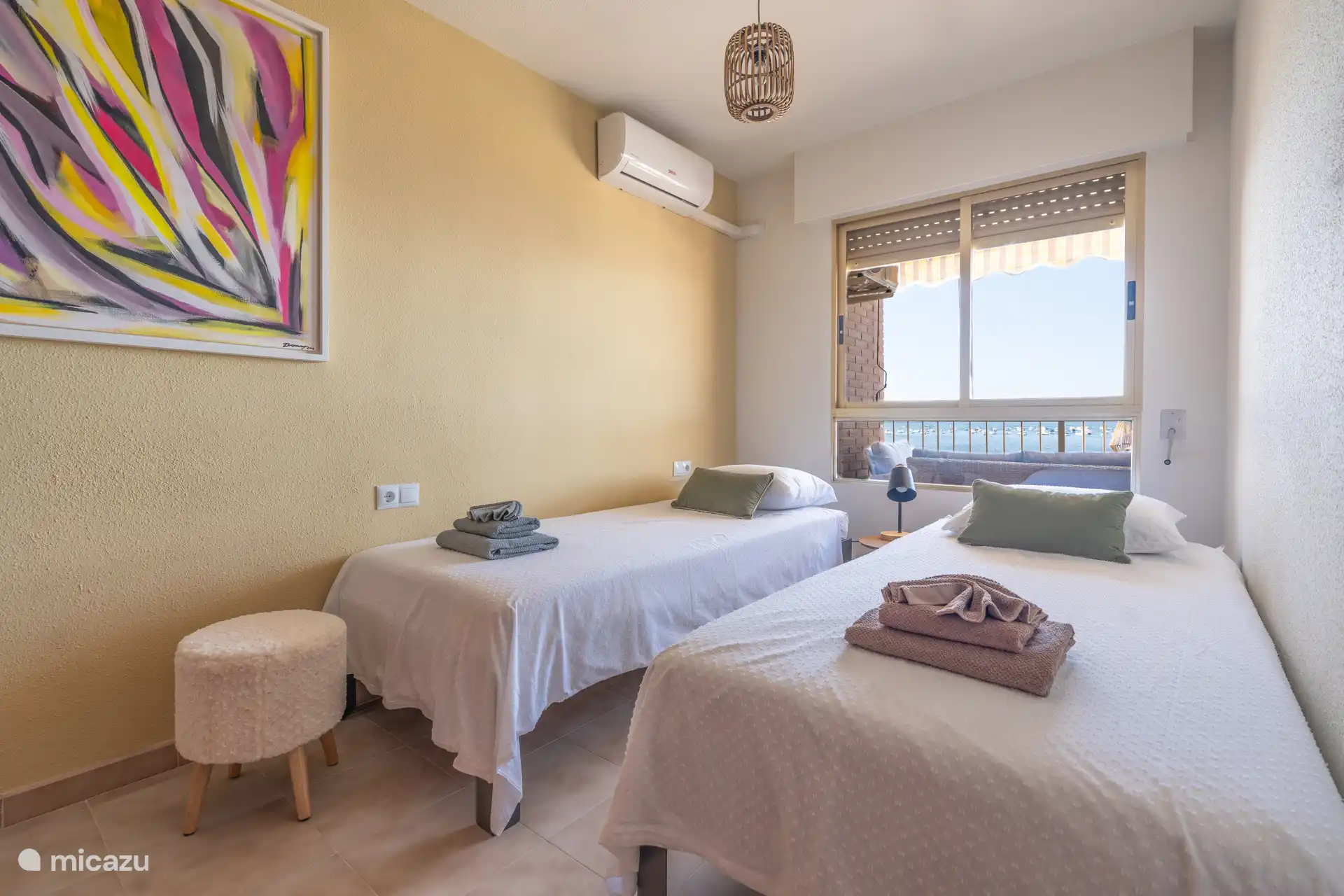 Schlafzimmer mit zwei Einzelbetten