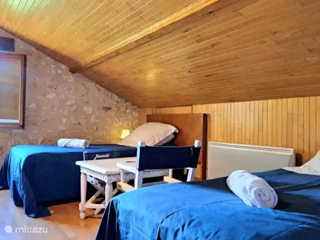 Séjour paisible à la campagne | France, Dordogne, Monpazier - maison de vacances Chambre 4 couchages et un lit bébé, idéal pour les enfants