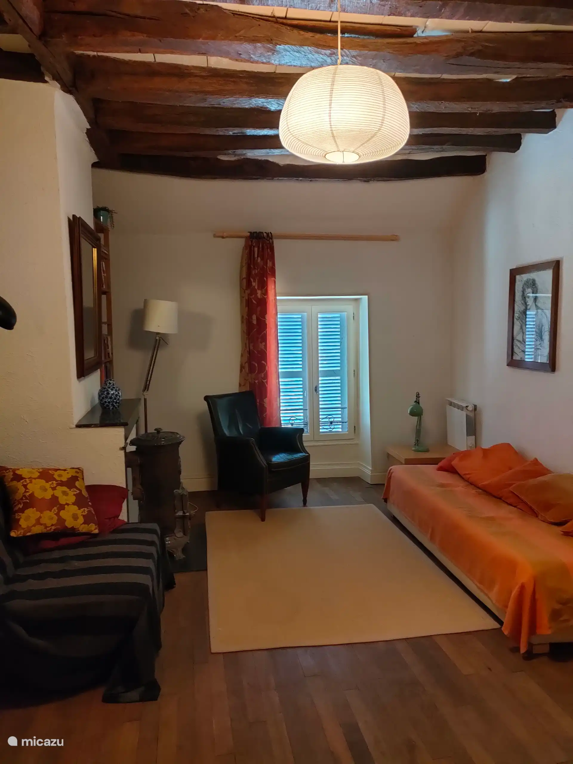 Erstes Schlafzimmer mit Blick auf den Hinterhof