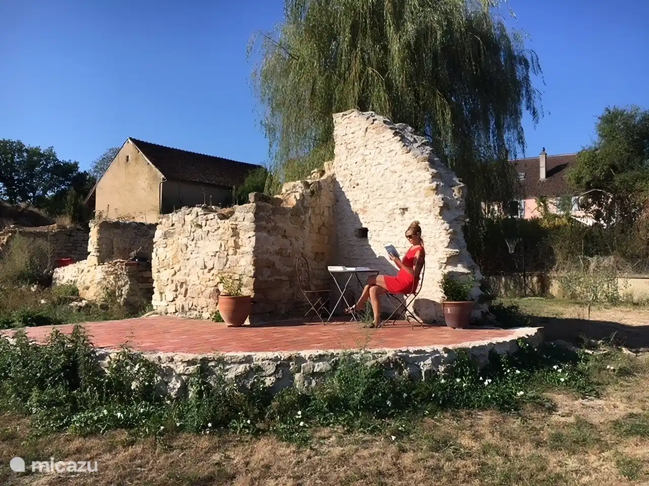Terrasse in der Ruine im Hinterhof