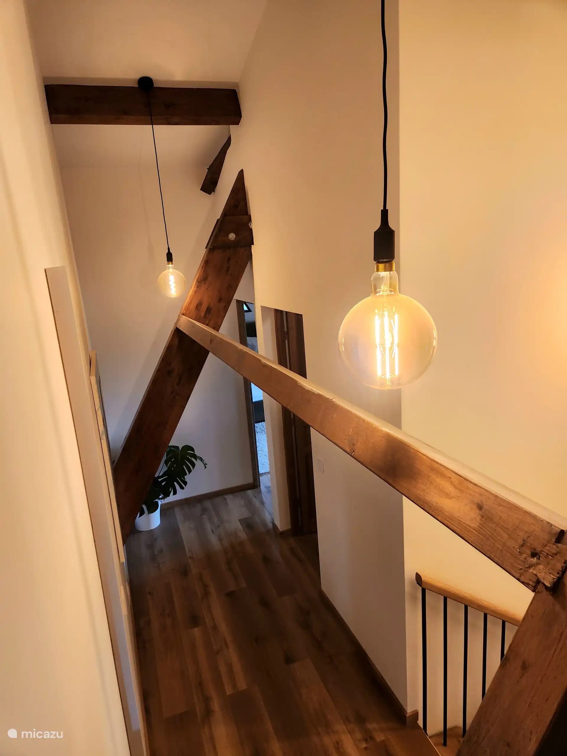 Hallway between 2 top bedrooms
