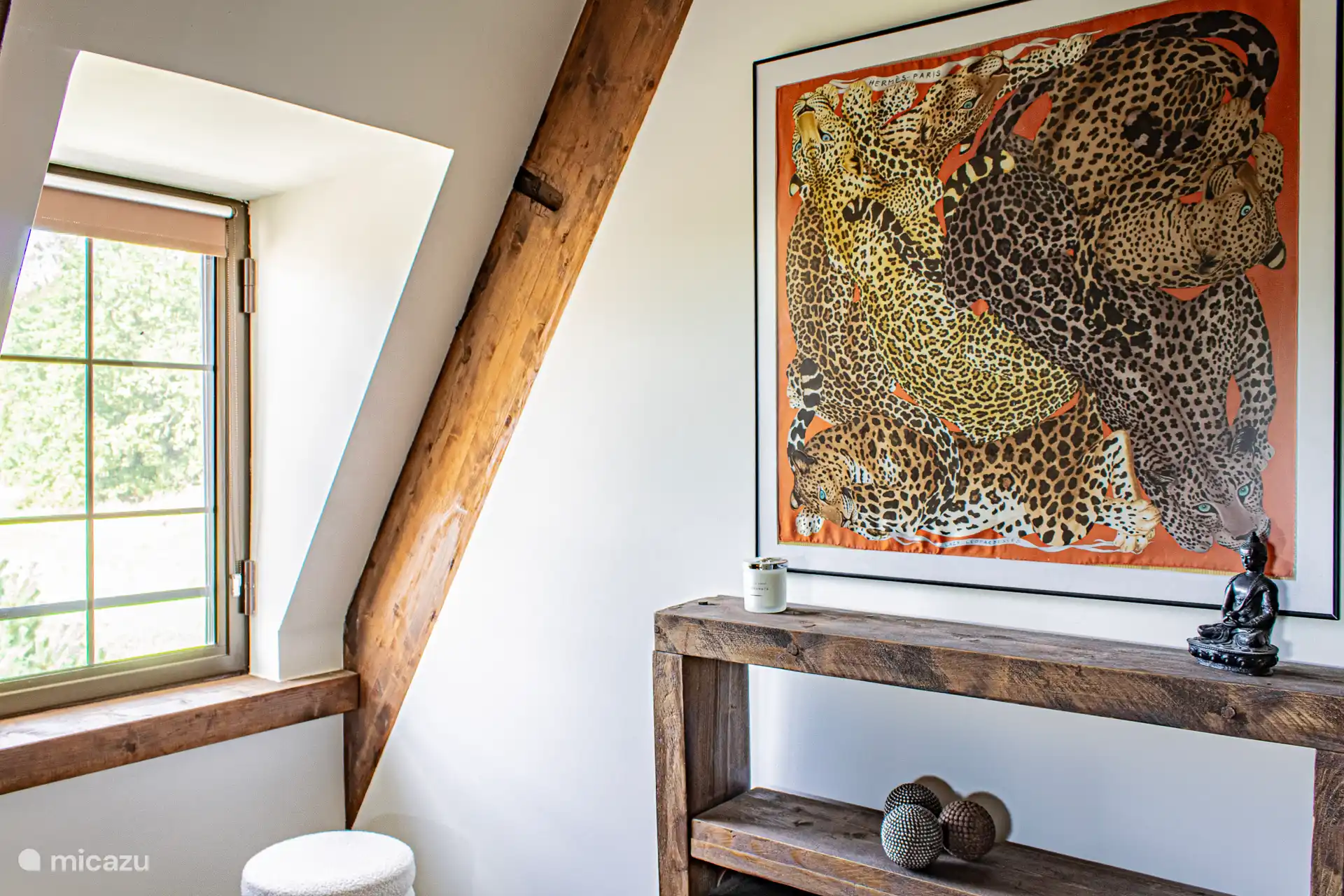 Ingelijste Hermes-sjaal in de slaapkamer