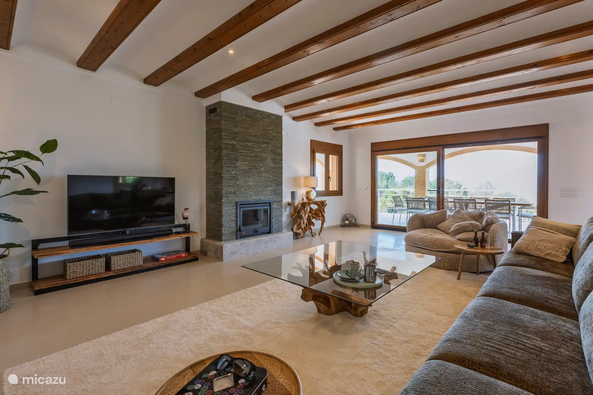 Spacious living room