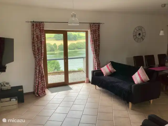 Le gîte des Vieilles Écuries  | France, Bretagne, Canihuel - gîte / cottage Les salons offrent une vue sur le lac