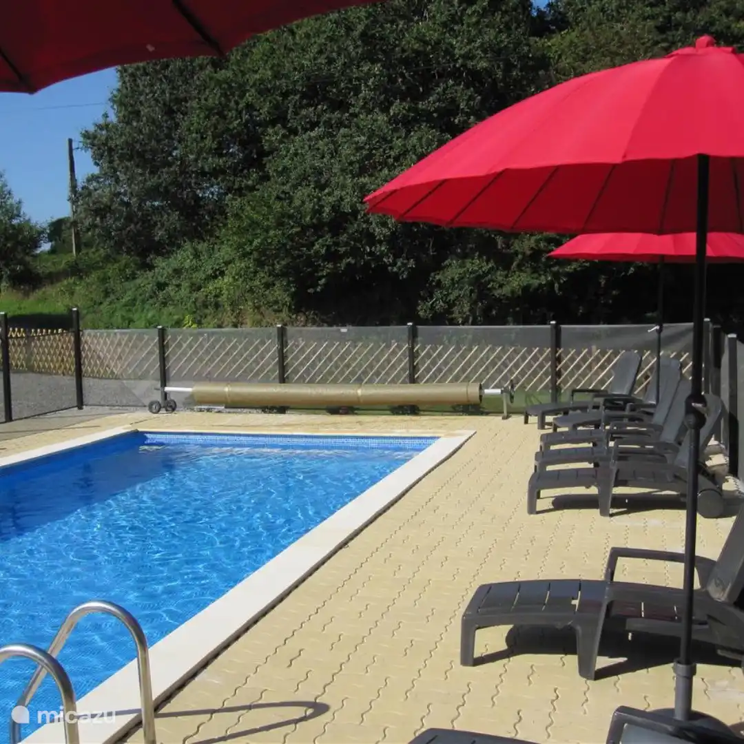 Gemeinsames beheiztes, eingezäuntes Schwimmbad