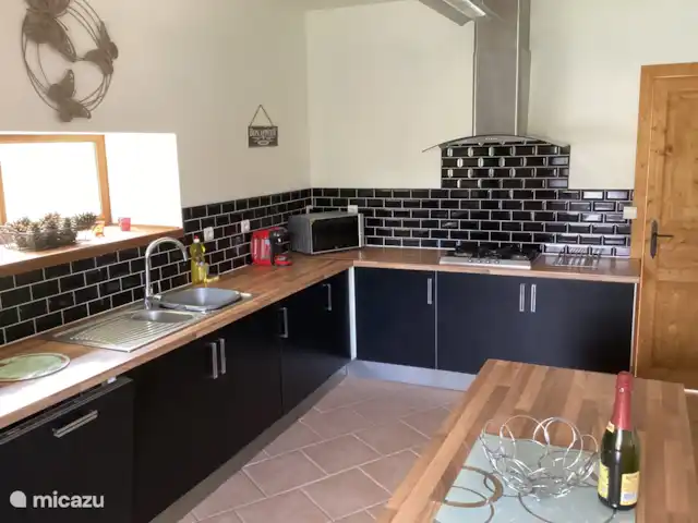 Le gîte des Vieilles Écuries  | France, Bretagne, Canihuel - gîte / cottage Cuisine moderne entièrement équipée avec réfrigérateur-congélateur, cuisinière, plaque de cuisson, lave-vaisselle et lave-linge