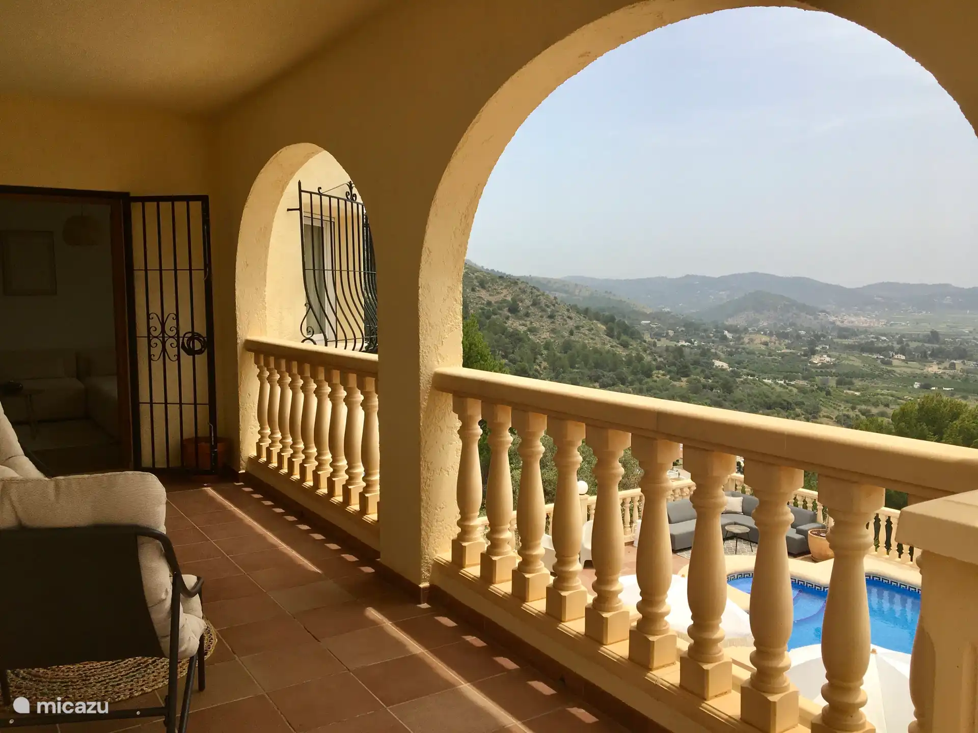 Balkon mit Blick &#252;ber das Tal