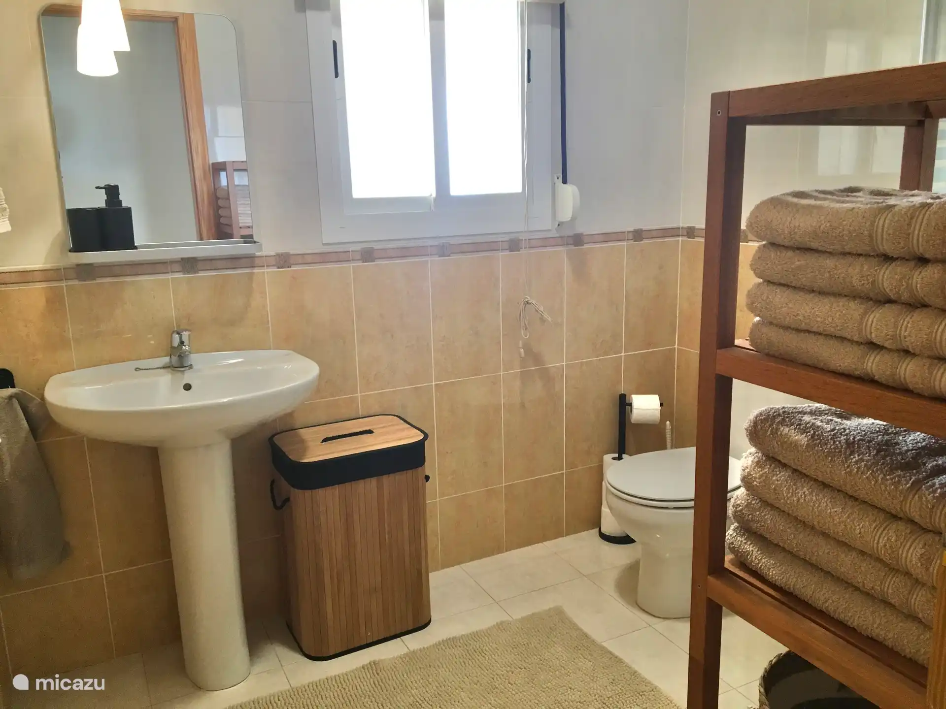 Ger&#228;umiges Badezimmer