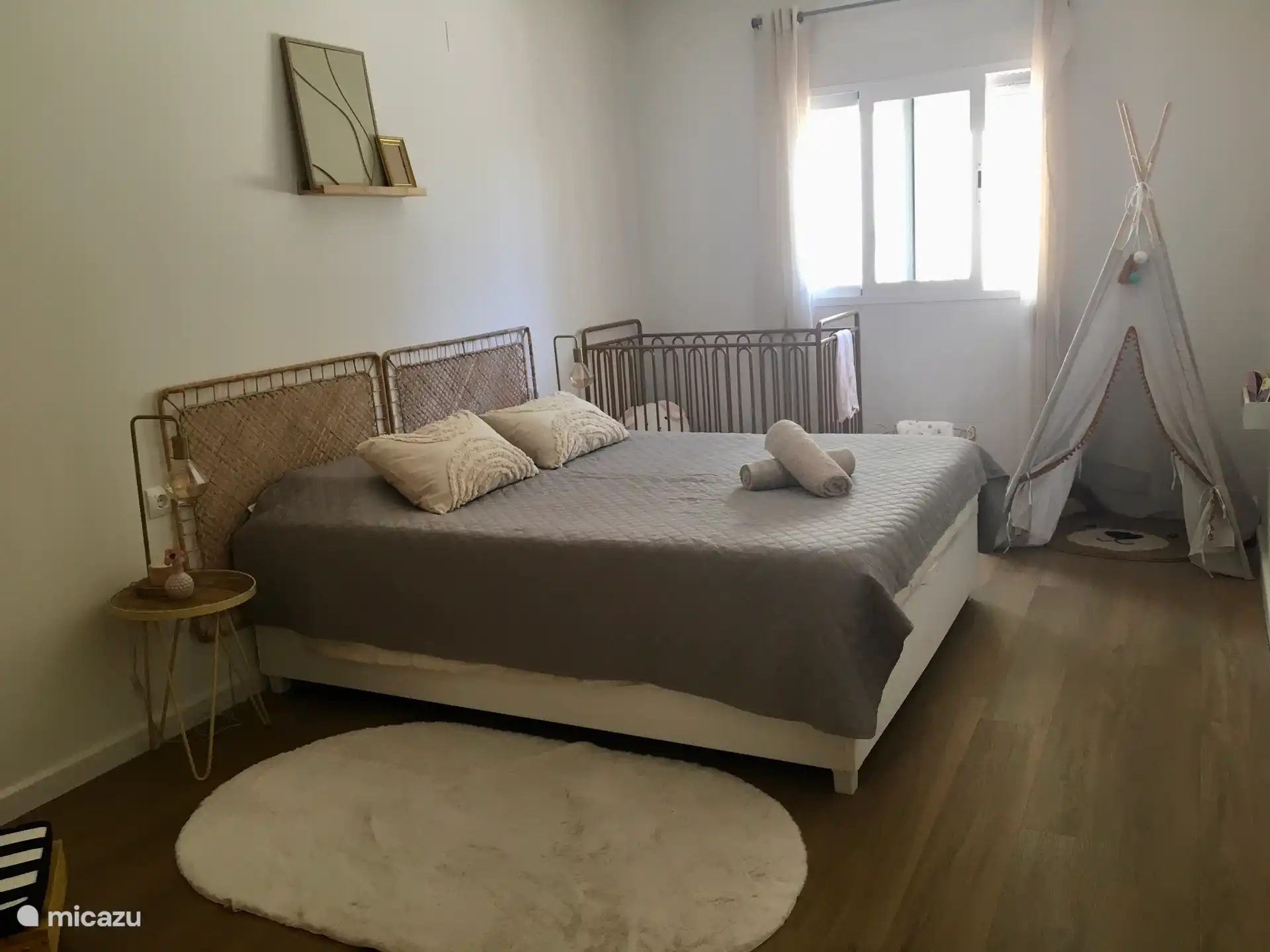 Gro&#223;es Bett mit Babybett und Spielbereich