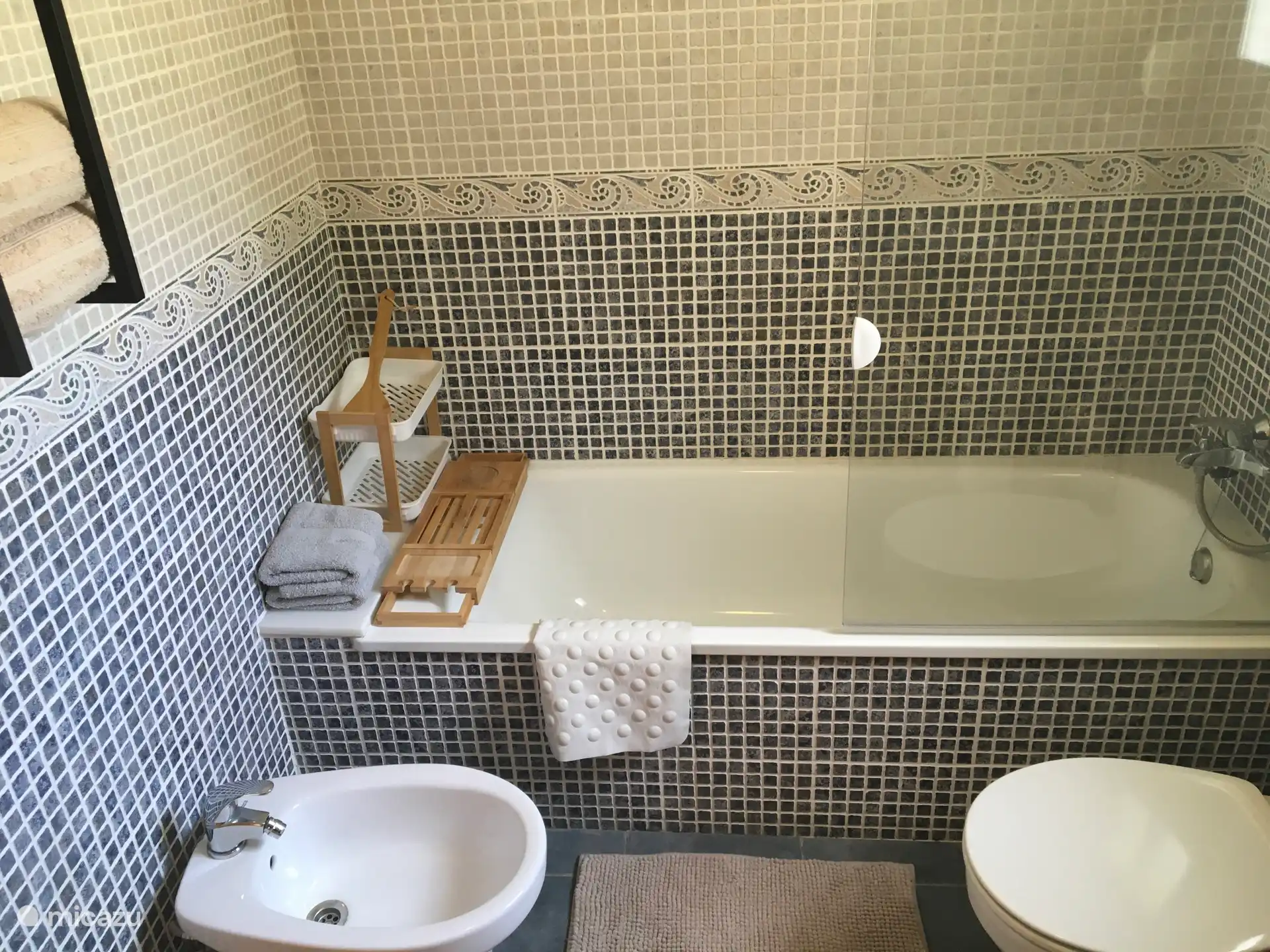 Badezimmer mit Dusche, Badewanne, Bidet, WC und Waschbecken