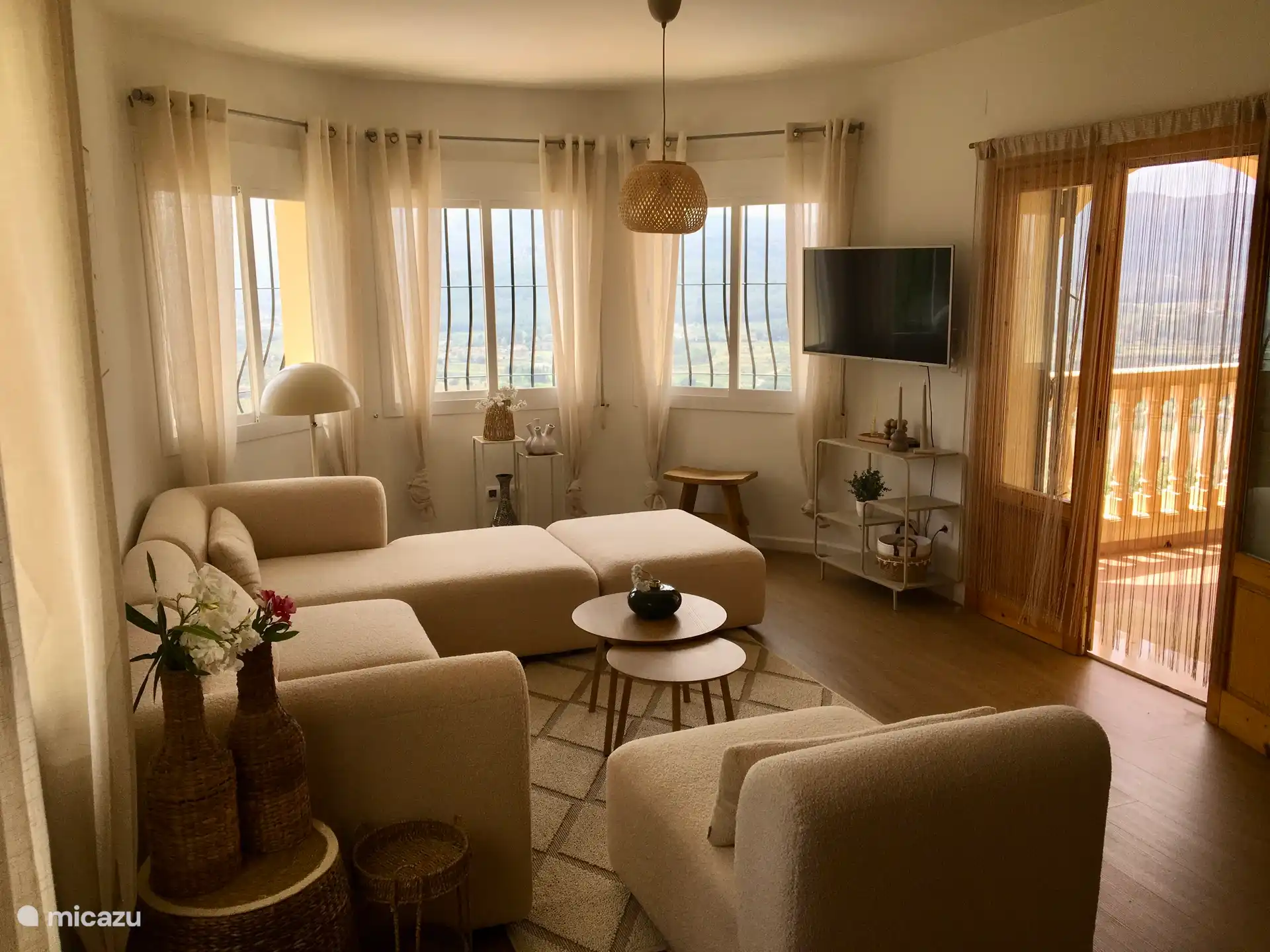 Ger&#228;umiges Wohnzimmer