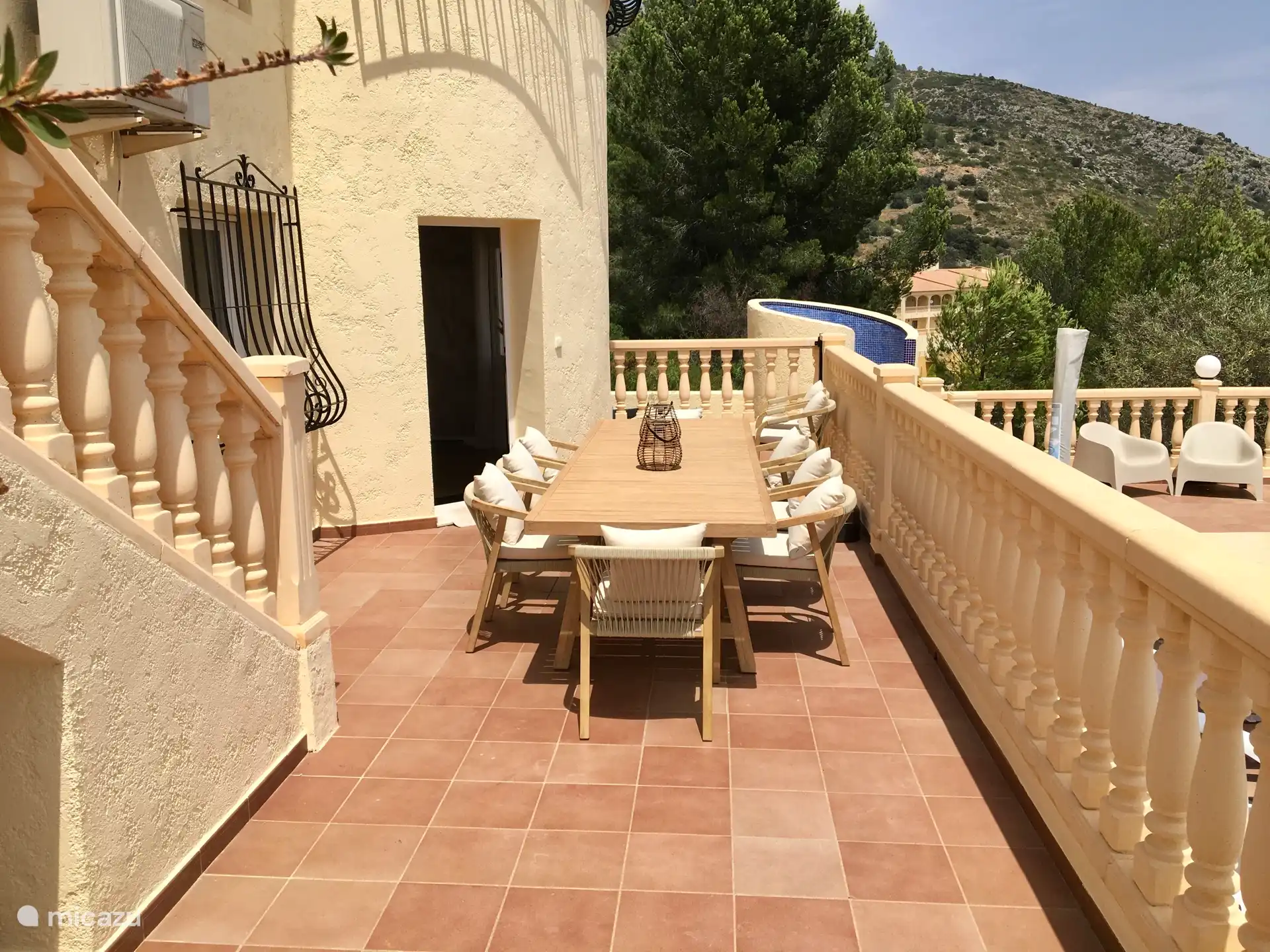 Ger&#228;umige Terrasse