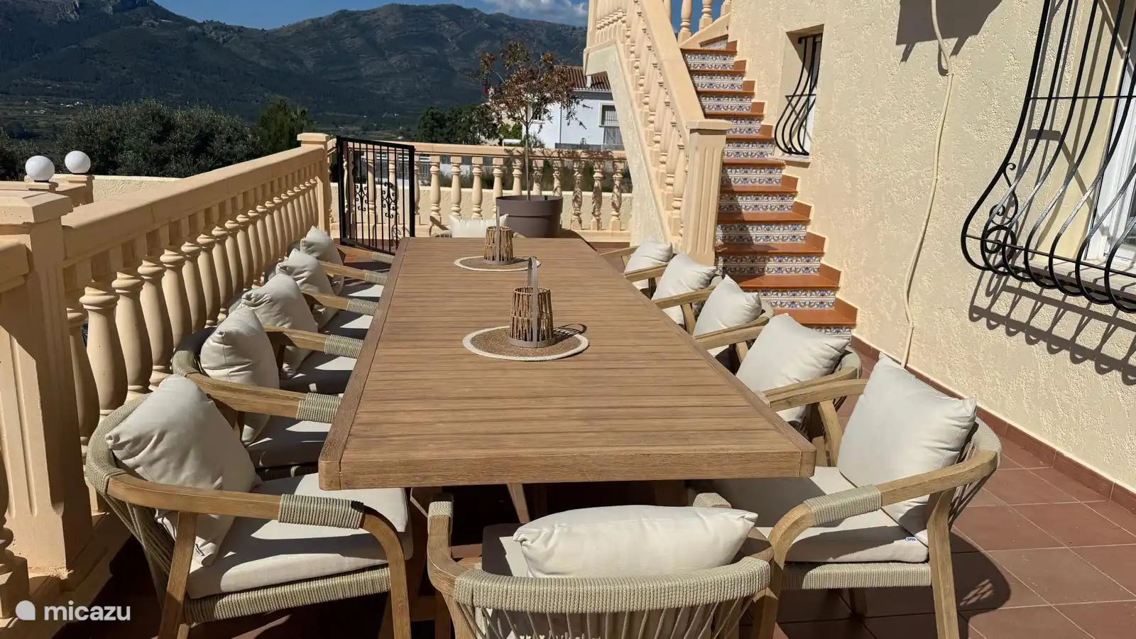 Gro&#223;er Esstisch f&#252;r den Au&#223;enbereich