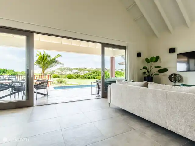 Villa Jazmyn15 Blue Bay Private pool huren in Curaçao, Curacao-Midden, Blue Bay - villa Vanuit de woonkamer heb je prachtig zicht over de golfbaan